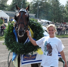 Maharajah och hans dåvarande skötare Malin Wrigmar efter E3-segern 2008. Nu har hans söner och döttrar chansen att vinna storloppet. Foto; A.Lindblom/Travkompaniet